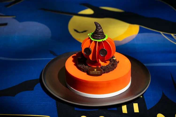 以霍格華茲的分類帽為靈感，重現巫師帽造型的「南瓜伯爵」7吋造型蛋糕，每個 1680元。業者提供