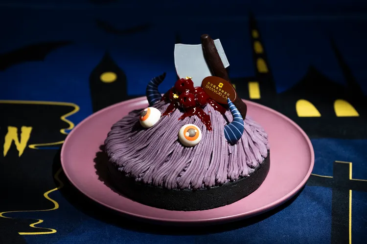 頭頂巧克力斧頭的「甜心怪獸斧斧怪」7吋造型蛋糕，每個1680元。業者提供