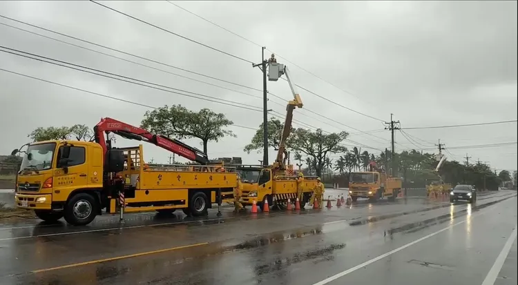 學甲區有349戶停電，台電人員正處理中，預計中午前恢復供電。莊曜聰攝