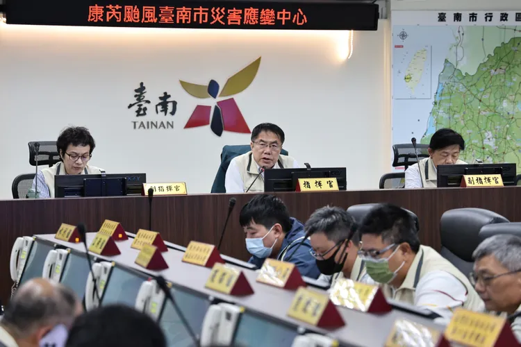 台南市政府一早舉行災害應變中心第二次工作會報。南市府提供