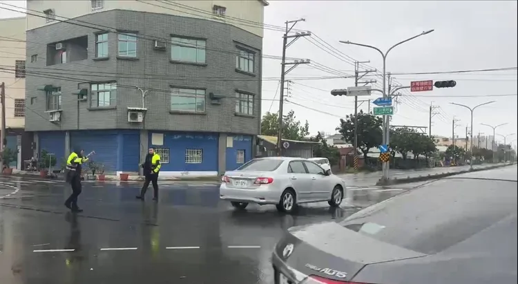 學甲警分局派員警到停電路口指揮交通。莊曜聰攝