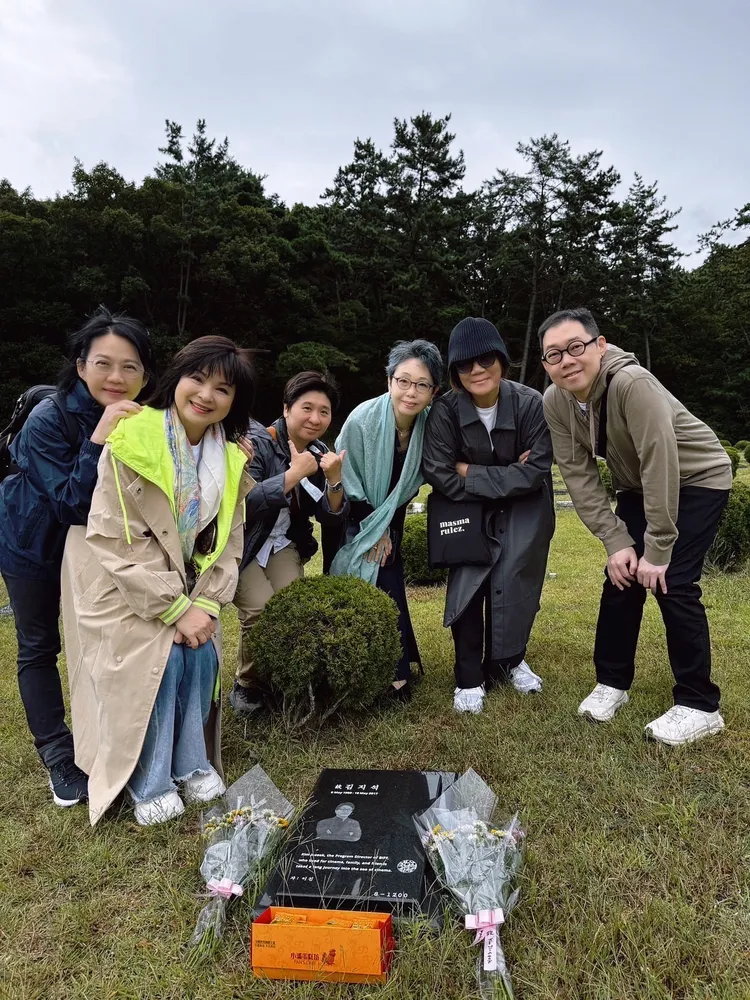楊貴媚(左二)與金太太(中圍披肩)、導演林書宇(右)探望金智奭先生墓園。牽猴子提供