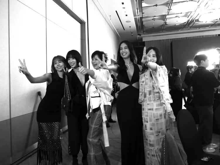 夏于喬（左起）、謝盈萱、楊貴媚、陳庭妮、李沐在「釜山國際影展美麗佳人亞洲大賞」合影。牽猴子提供