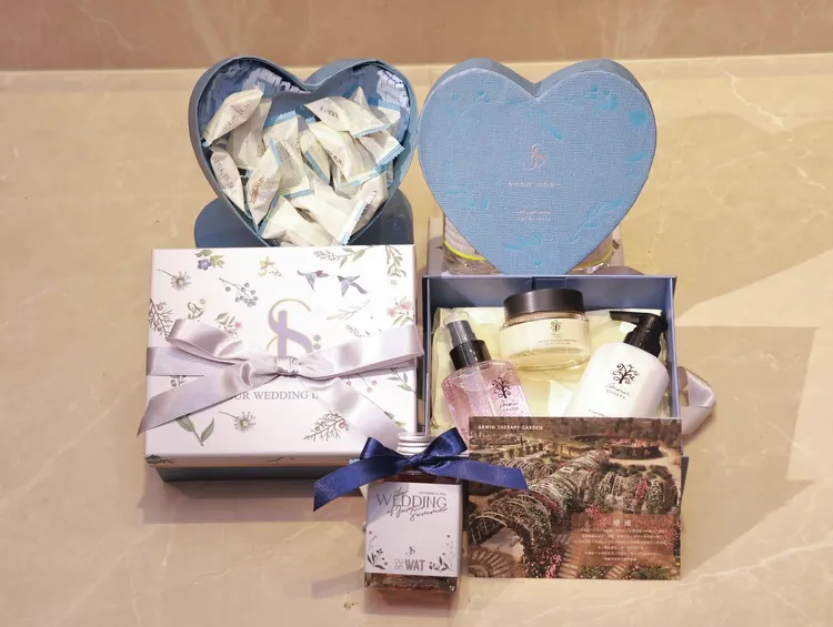 蕭敬騰跟老婆準備給來現場採訪媒體沾喜氣的伴手禮，包括椰子糖、老蕭代言的保養品，及WAT個人瓶雞尾酒。彭欣偉攝