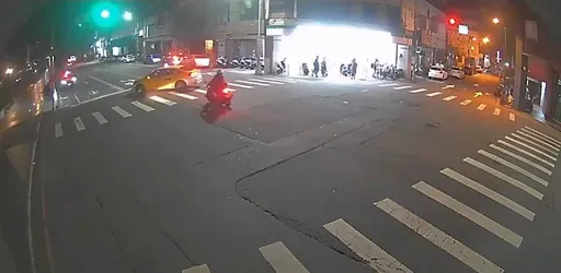 台中小黃路口大迴轉 機車煞不及撞上!騎士昏迷搶救中