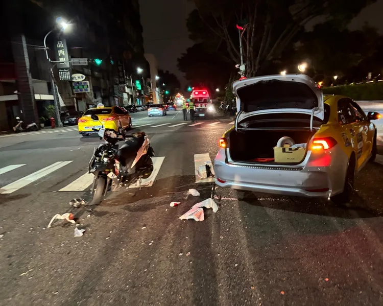 機車撞上在路口迴轉的計程車，車頭嚴重受損，騎士則意識不清送醫。民眾提供