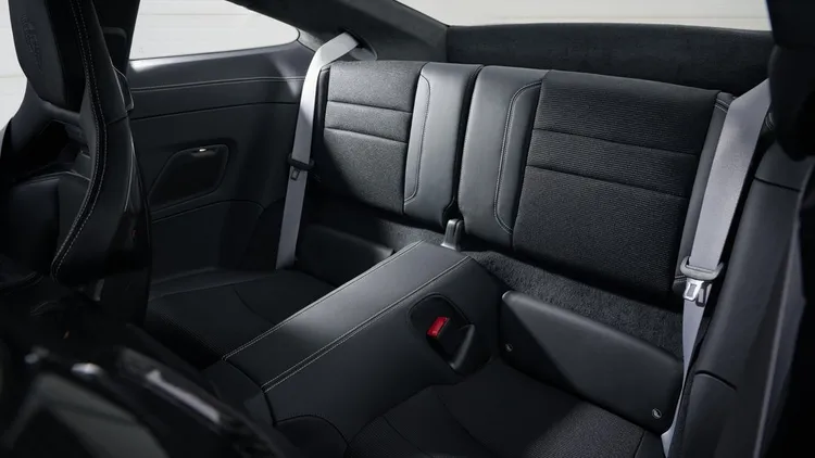 911 GT3 with Touring Package首次提供後座系統選配。原廠照片