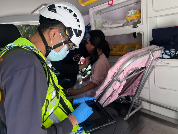 警消將6人送往大湖鄉大順醫院救治。民眾提供