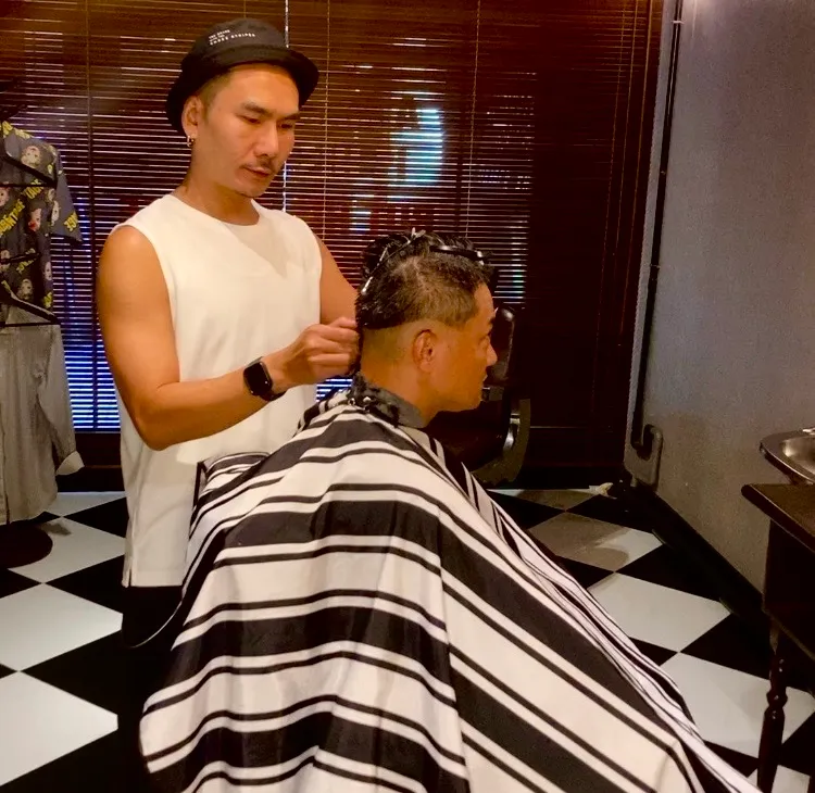 「避難所理髮廳」創辦人David為美髮本科出身，至外地名店學成返鄉。業者提供