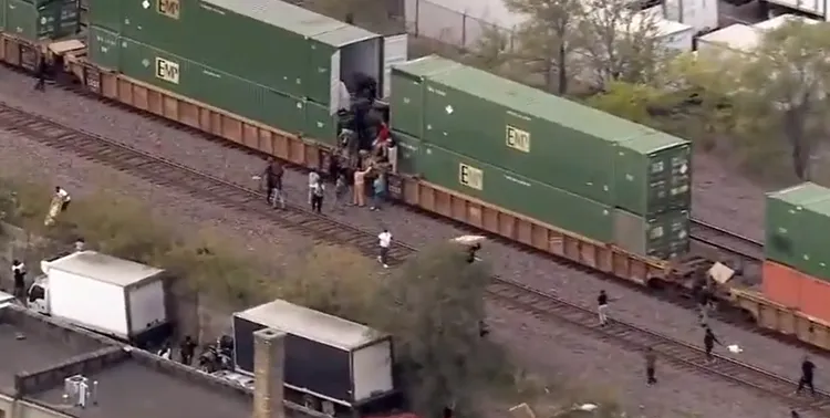 許多人抱走電器產品。翻攝自ABC