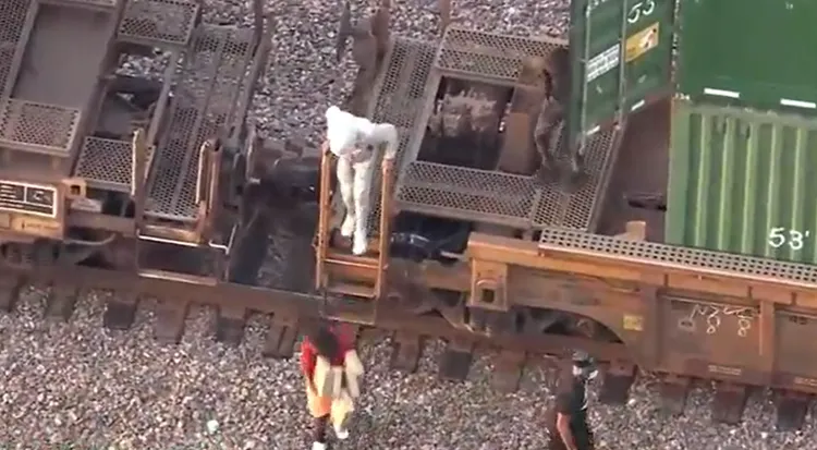 民眾大肆搜刮列車。翻攝自ABC