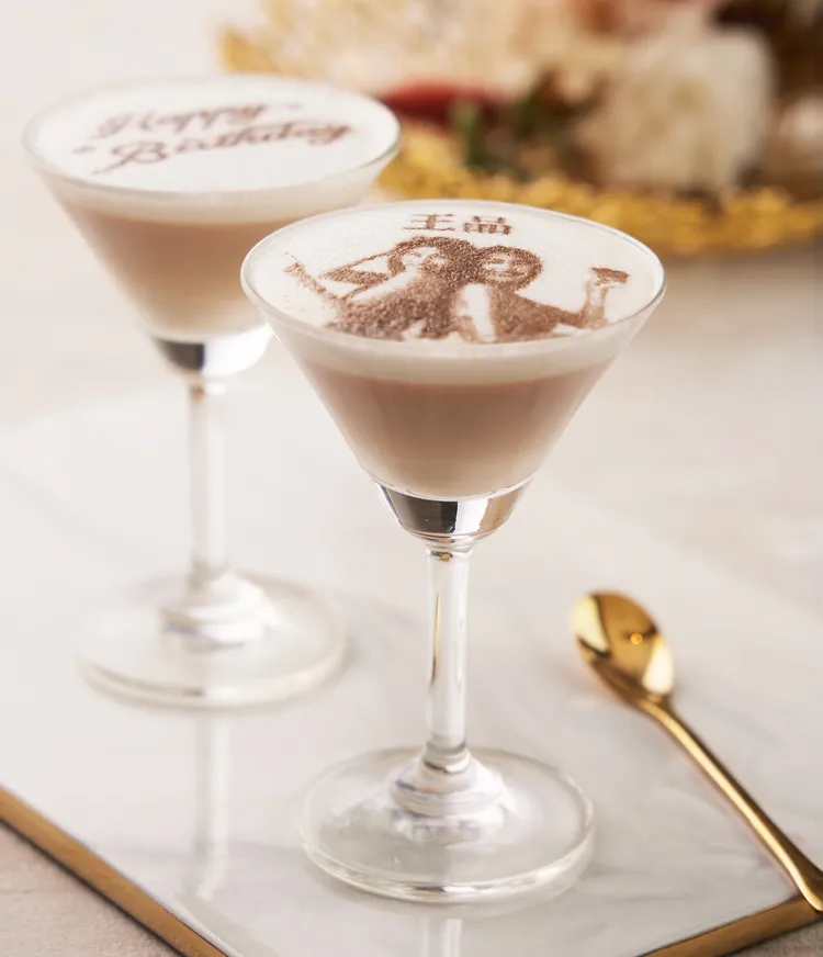 當月壽星到「王品牛排」慶生還可享有1杯特製的「相片拿鐵」與生日蛋糕。業者提供