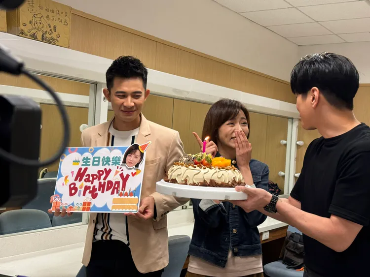 曾子益（左）端出蛋糕，王瞳（中）又驚又喜，右為吳東諺。民視提供