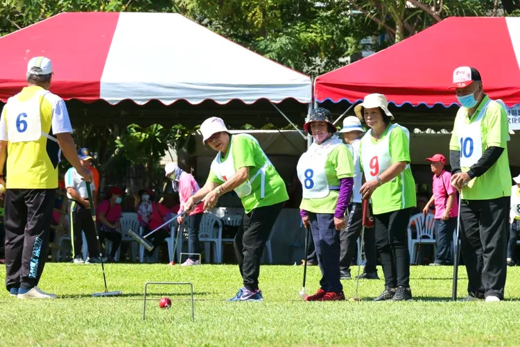 長者自信的敲出第一桿，為團隊爭取佳績。原民局提供