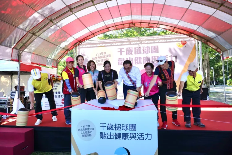 侯友宜市長與貴賓們一同進行開球儀式，現場熱鬧非凡。原民局提供