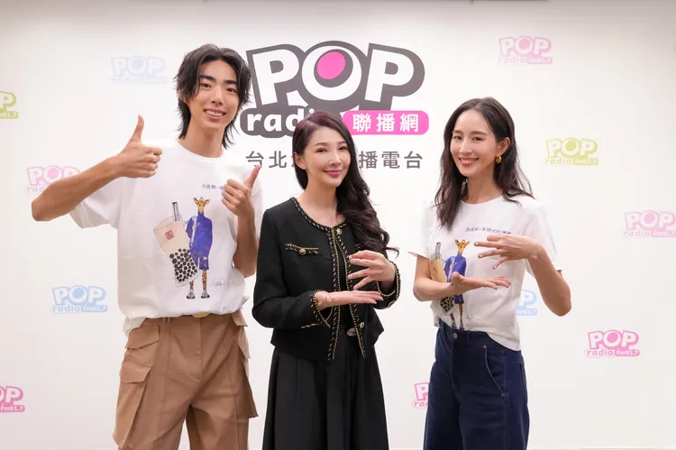 張鈞甯(右)和郭品希(左)接受POP最正點主持人林書煒(中)專訪，分享電影《為我辦一場西式的喪禮》拍片趣事。POP Radio提供