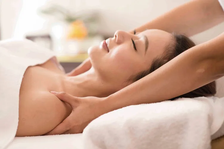 遠東健身俱樂部《平日舒壓按摩券 50分鐘套票5張套券組》原價1萬4000元，約享64折優惠價9000。業者提供