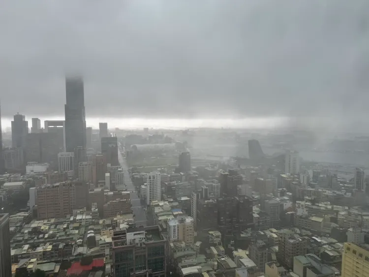 山陀兒登陸高雄狂風驟雨　高市近一半行政區發布淹水警戒。讀者提供