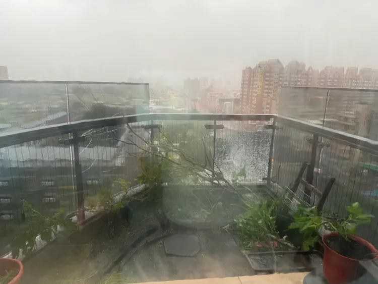高雄市17級陣風狂吹，住戶陽台玻璃被吹走。讀者提供