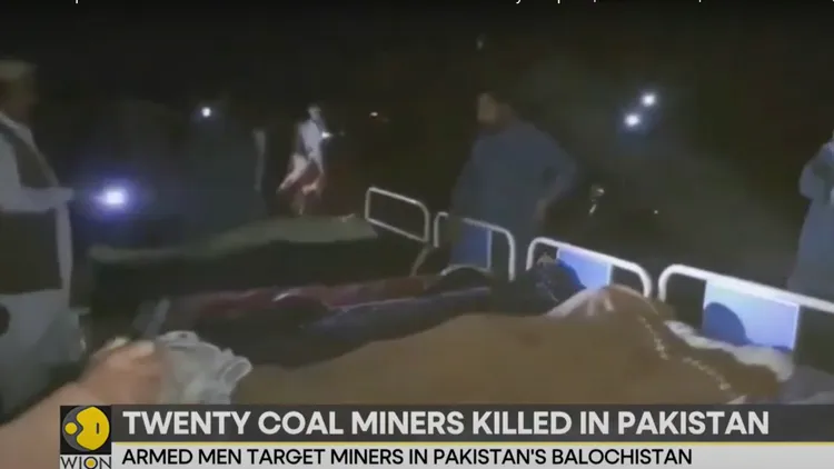 圖中可見遭射殺的礦工遺體。翻攝自Wion