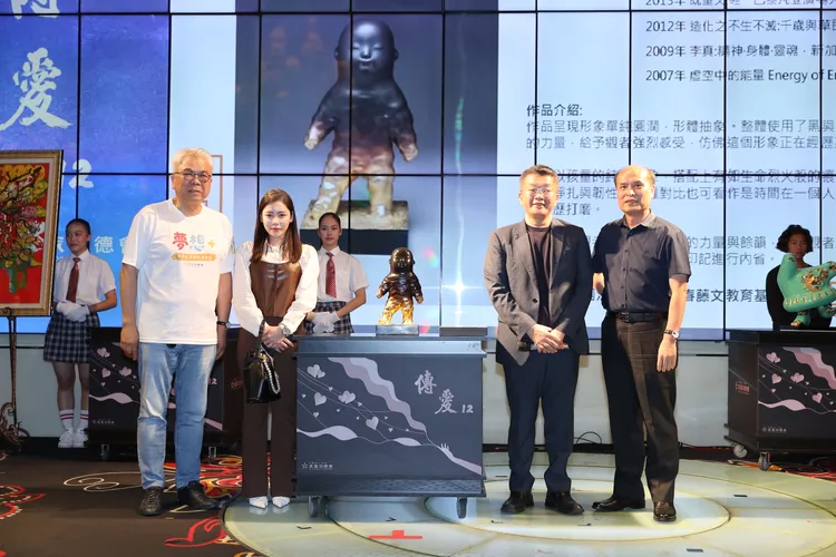 立委蔡其昌協助拍賣雕塑家李真的作品「餘韻」，由企業家張芳溥以420萬元得標。大家功德會提供