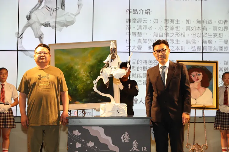 立法院副院長江啟臣協助藝術拍賣。大家功德會提供