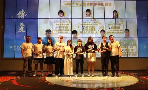 登台拍卖艺术品助贫童!9蓝绿立委拚了 慈善晚会一夜入帐3千万