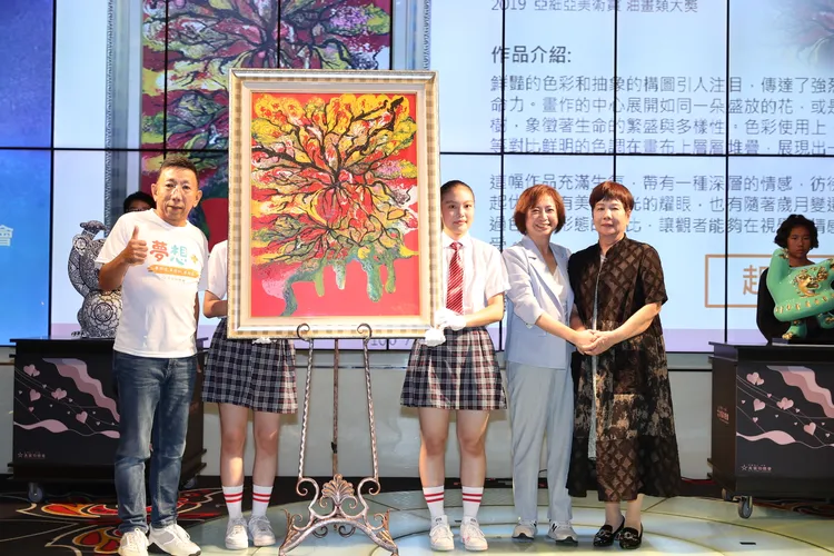 立委何欣純也參與拍賣會。大家功德會提供