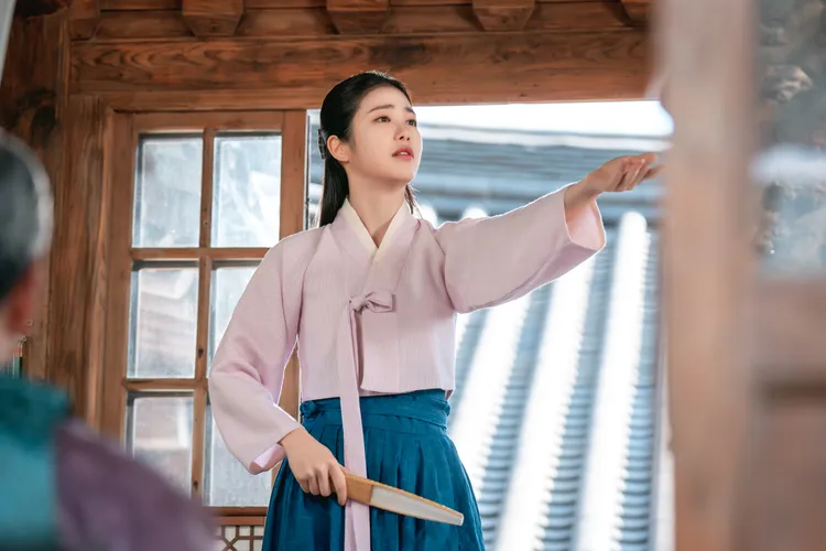 辛叡恩劇中扮演金泰梨的兢爭對手。Disney+提供