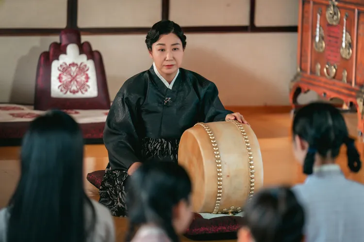 羅美蘭扮演梅蘭國劇團的團長。Disney+提供