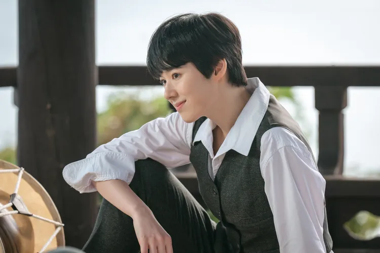 鄭恩彩飾演帥氣小生，男女通殺。Disney+提供