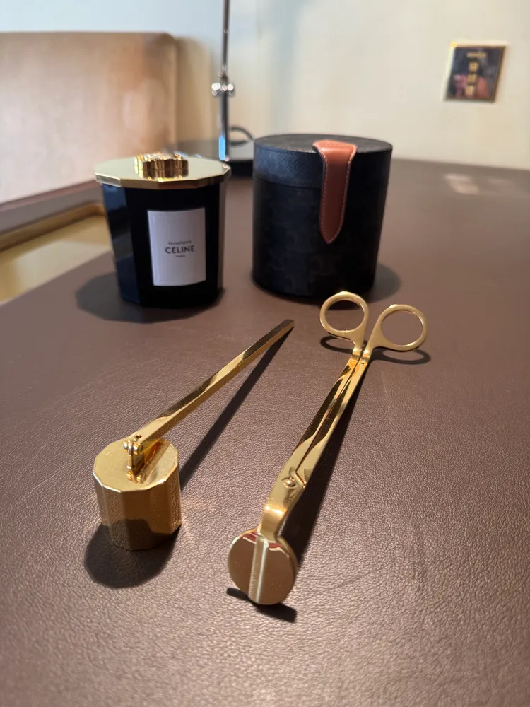 居家香氛蠟燭與滅燭罩、燭芯剪。張家玲攝