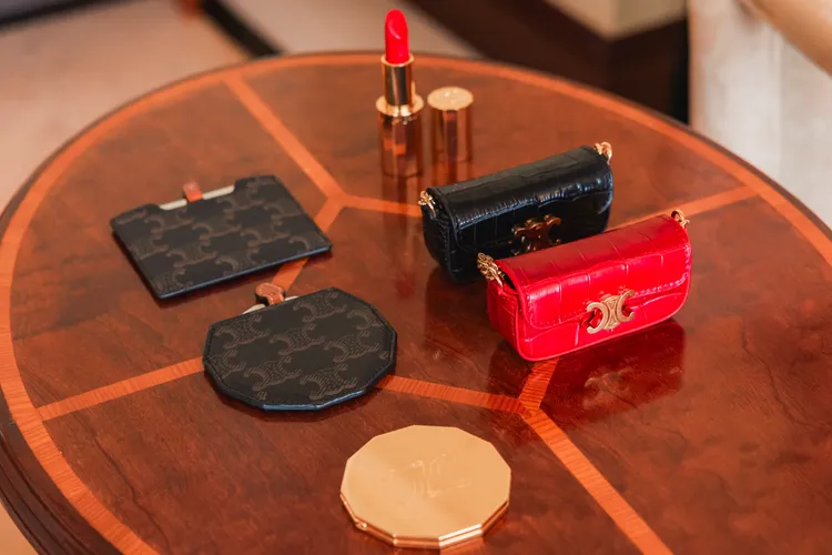 CELINE同步帶來多款精緻隨身鏡以及唇包背袋。品牌提供