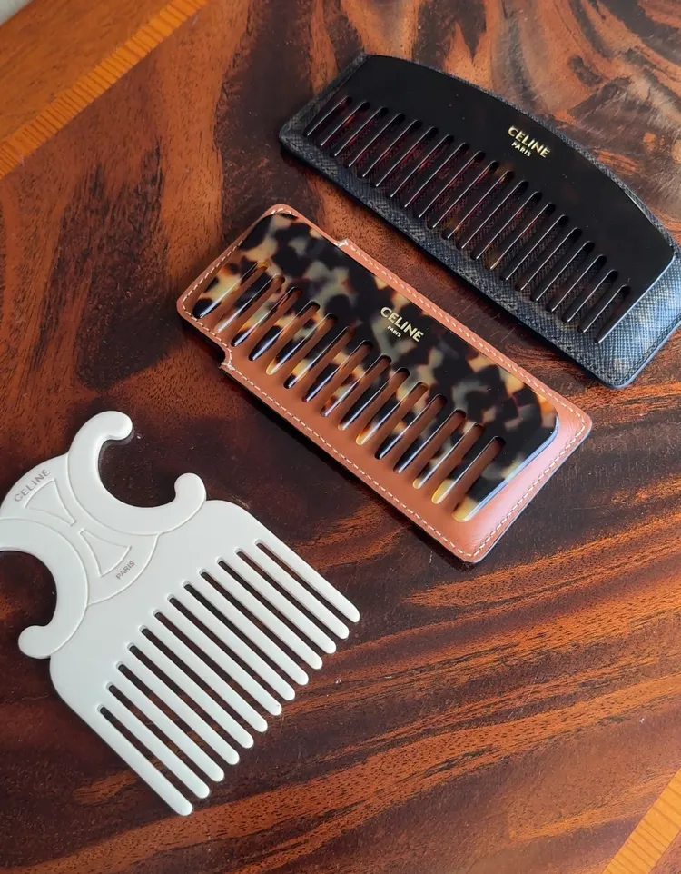 多款梳子。張家玲攝