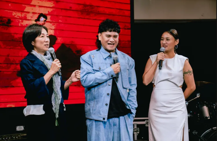 桑布伊開心現身記者會。卡達德邦工作室提供