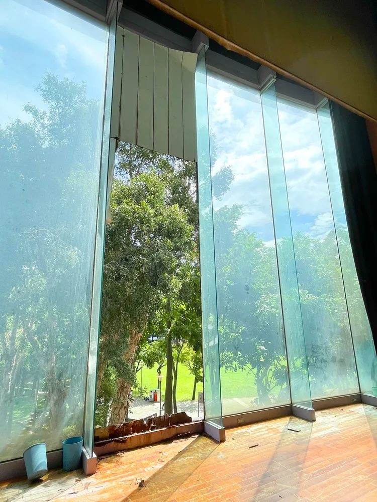 桃園婦女館演藝廳舞台後方玻璃外牆玻璃與木板脫落。台北曲藝團提供