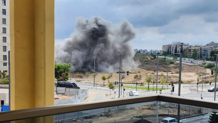 在以色列悼念10月7日悲劇週年的同時，哈瑪斯對特拉維夫發射火箭。翻攝自X@TheCradleMedia