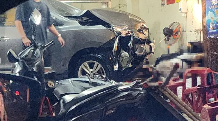 休旅車撞進麵線攤，撞死店內客人。翻攝臉書我是東湖人