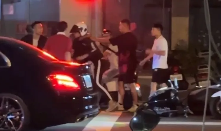 沈姓少年被5人團團圍住，持球棒毆打。翻攝「爆料公社」