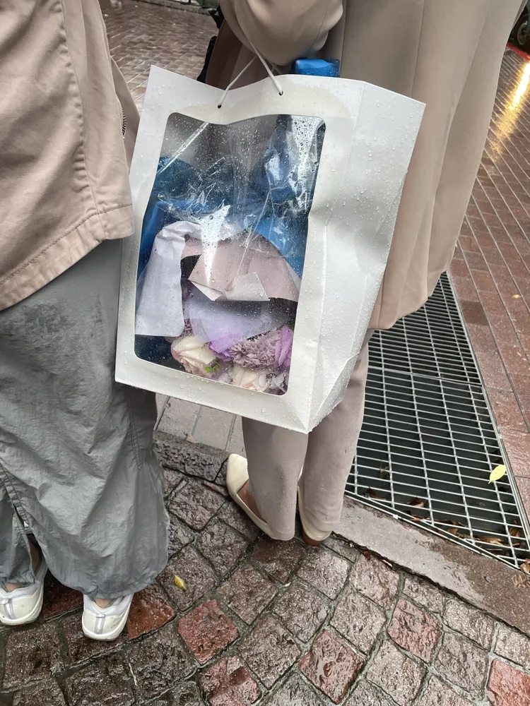 粉絲準備花束迎接華仔。王郁惠攝