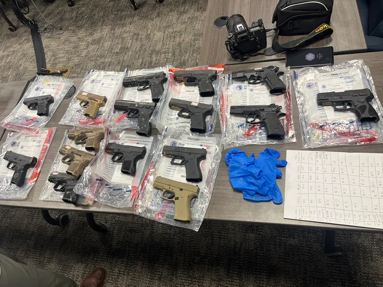遭扣的16把制式手槍。警方提供