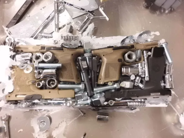 槍枝夾藏在五金工具內準備空運走私來台。警方提供