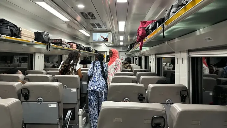 新電力火車內裝。翻攝自BBC