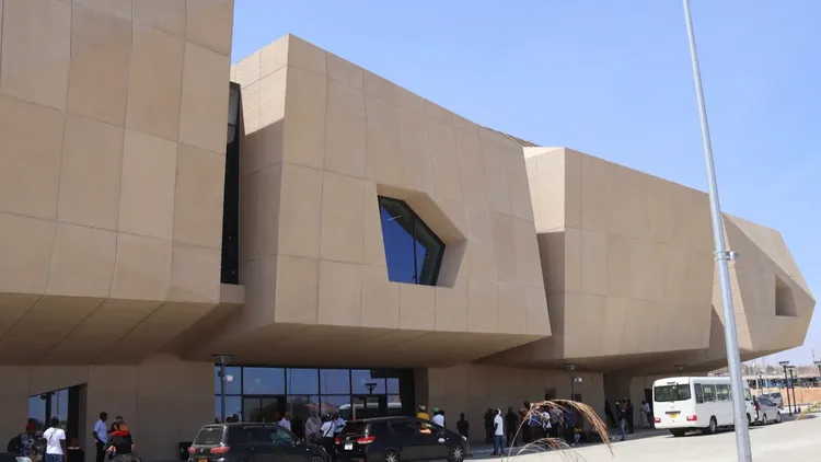 商業中心三蘭港車站。翻攝自BBC