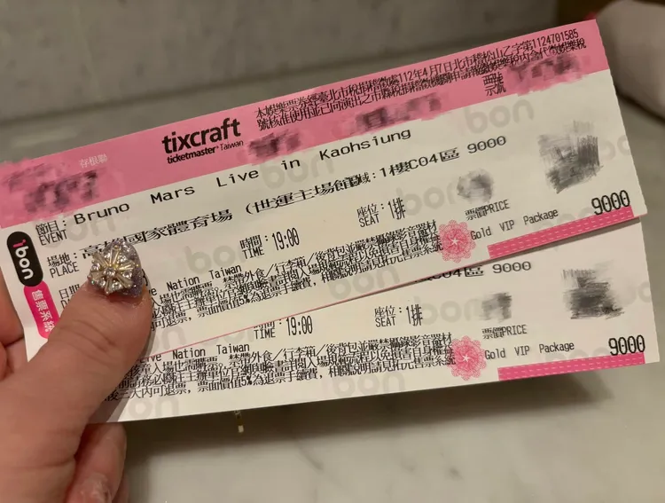 張女時常秀出演唱會門票，並入座VIP位置欣賞各大咖明星表演。翻攝自張女臉書