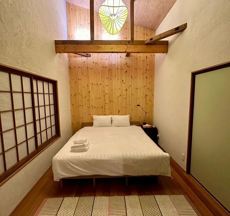 翻新後的臥室模樣。翻攝IG@antonwormann