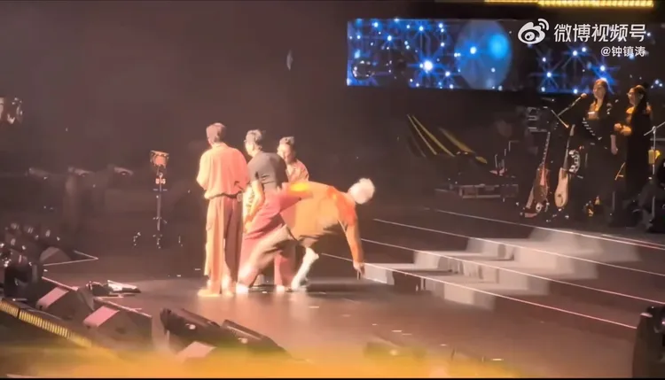 葉智強上前關心跌倒的鍾鎮濤，自己也滑了一大跤。翻攝鍾鎮濤微博