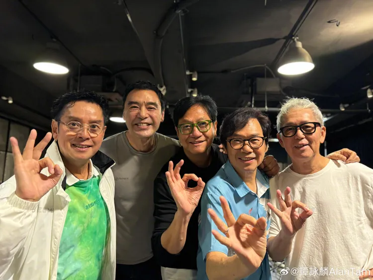 譚詠麟（左起）、鍾鎮濤、陳友、彭健新、葉智強組成的「溫拿樂隊」向歌迷告別。翻攝譚詠麟微博