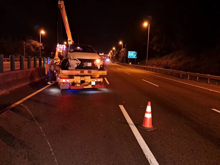 這起事故共造成3輛自小客車毀損、3人受傷。民眾提供