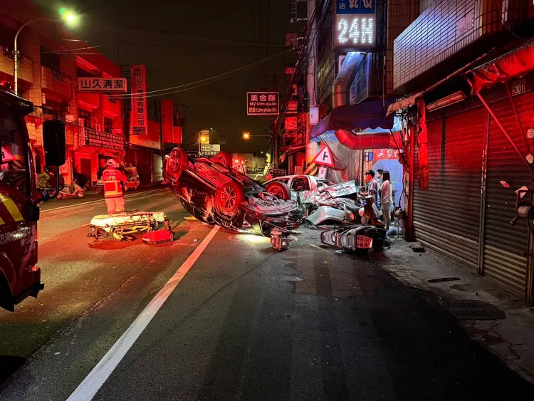 他不勝酒力失控衝向路旁，連撞8車才停下。讀者提供